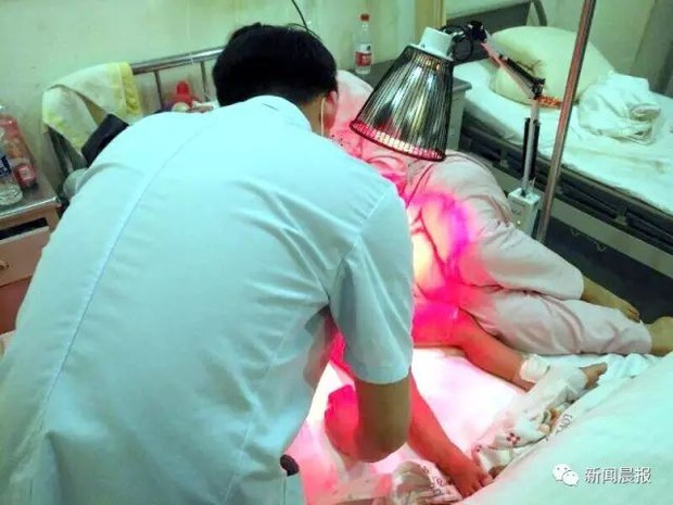 Bé trai 2 tuổi bị bỏng bộ phận sinh dục vì tè dầm khi ngủ trên thảm điện - Ảnh 1.