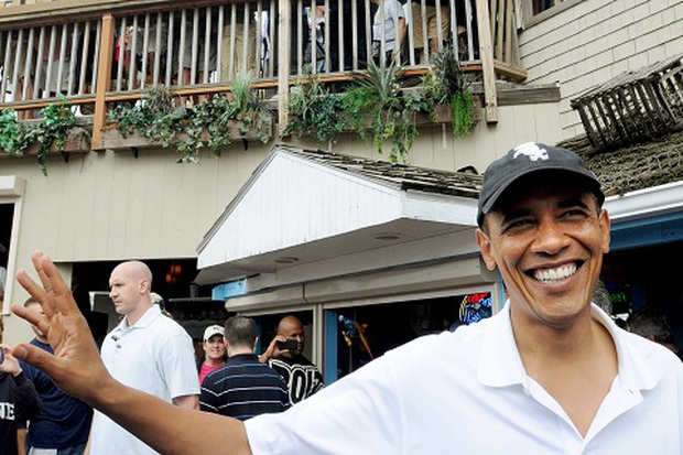 Obama kiếm hơn triệu đô từ phố Wall - Ảnh 1.