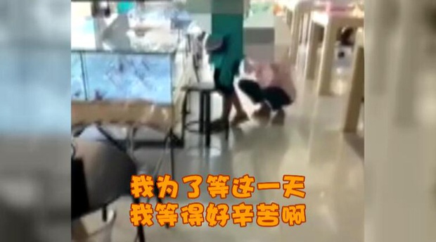Người phụ nữ 33 tuổi khóc lóc làm loạn cửa hàng điện thoại vì mẹ không đồng ý cho mua iPhone 8 - Ảnh 1.
