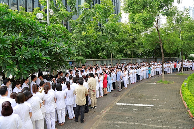 Viện trưởng Viện huyết học truyền máu trung ương nghỉ hưu, hàng trăm y bác sĩ, bệnh nhân xếp hàng chia tay trong nước mắt - Ảnh 5.