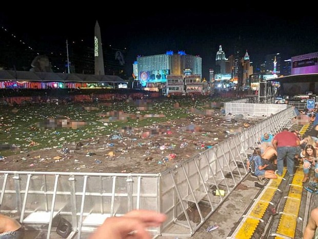 Bức ảnh gây chấn động sau thảm kịch xả súng ở Las Vegas: Cả khoảng sân đầy thi thể các nạn nhân xấu số - Ảnh 1.