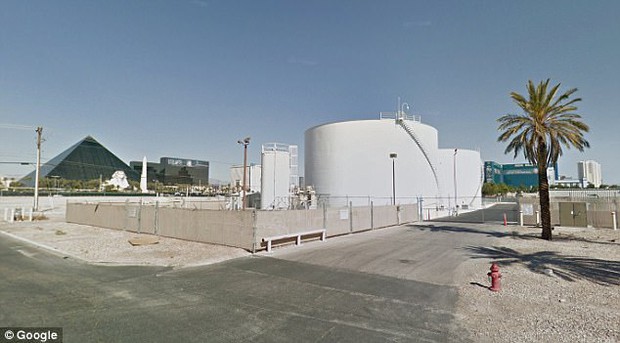 Vụ xả súng ở Las Vegas: Nghi phạm định nhắm bắn 2 thùng khổng lồ chứa nhiên liệu máy bay để gây nổ lớn - Ảnh 2.