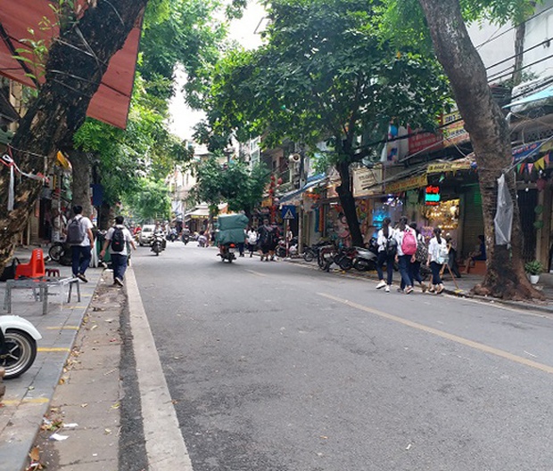 Chuyện chưa kể về người chồng thu gom rác giúp vợ tại phố cổ sau đêm Trung thu - Ảnh 2.