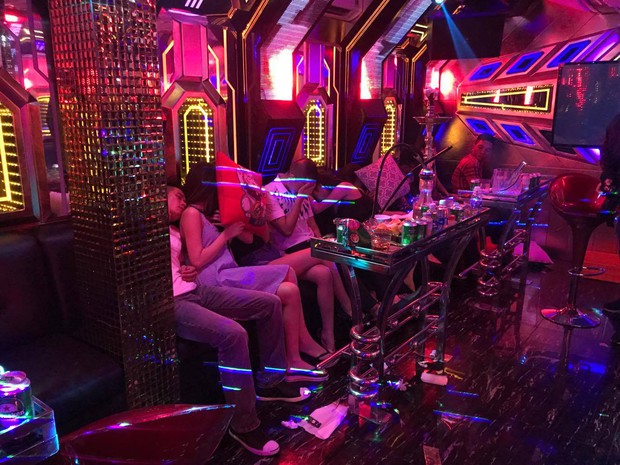 Hàng chục cô gái dự tiệc ma túy, thác loạn trong nhà hàng karaoke ở Sài Gòn - Ảnh 2.