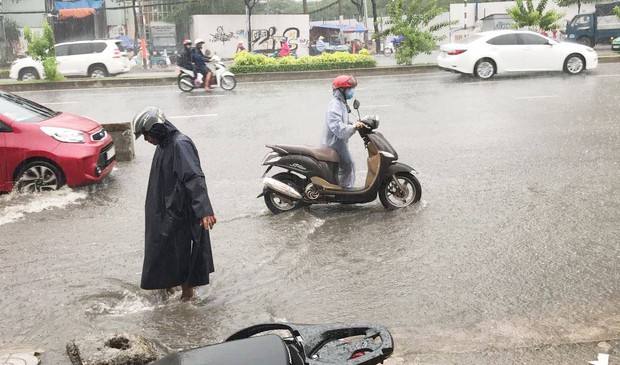 Có quái vật hút nước, đường Nguyễn Hữu Cảnh vẫn ngập nặng dù mưa chưa đến 1 giờ đồng hồ - Ảnh 3.