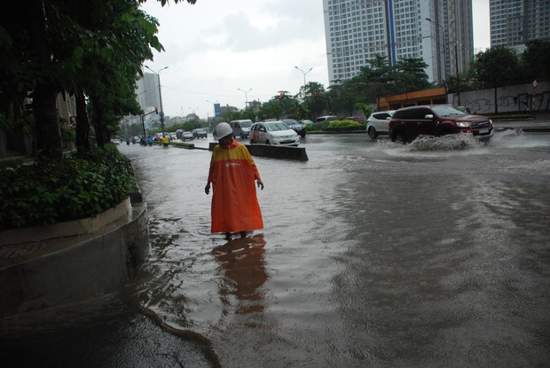 Có quái vật hút nước, đường Nguyễn Hữu Cảnh vẫn ngập nặng dù mưa chưa đến 1 giờ đồng hồ - Ảnh 8.