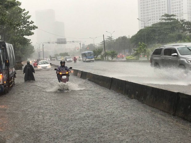 Có quái vật hút nước, đường Nguyễn Hữu Cảnh vẫn ngập nặng dù mưa chưa đến 1 giờ đồng hồ - Ảnh 6.