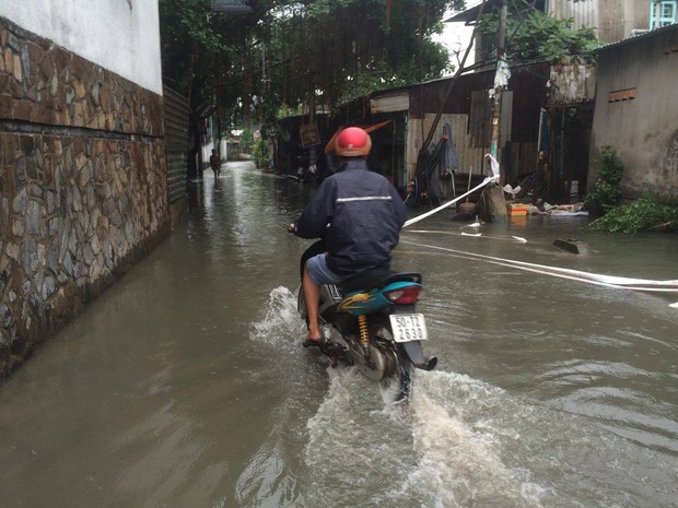 Có quái vật hút nước, đường Nguyễn Hữu Cảnh vẫn ngập nặng dù mưa chưa đến 1 giờ đồng hồ - Ảnh 9.