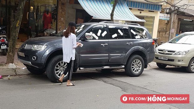 Cô gái trẻ livestream dán băng vệ sinh quanh ô tô vì đỗ trước cửa hàng trên phố Hà Nội gây tranh cãi - Ảnh 4.