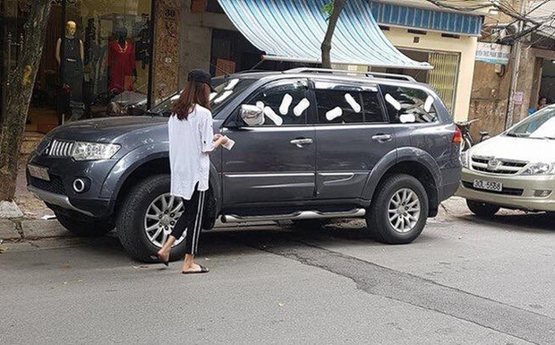 Mẹ của cô gái dán băng vệ sinh lên xe ô tô ở Hà Nội: “Hành động của con gái tôi là thiếu tế nhị, gây phản cảm” - Ảnh 1.