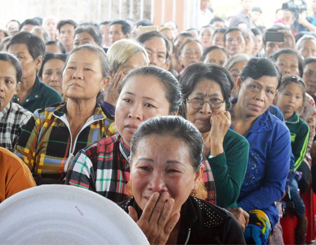 Nhiều người bật khóc tại lễ tưởng niệm nạn nhân bão Linda - Ảnh 2.