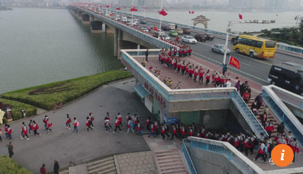 Hàng nghìn học sinh Trung Quốc đi bộ 40km mong vào đại học bằng mọi giá - Ảnh 2.