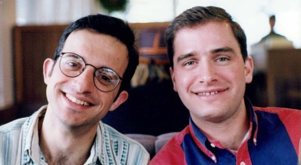 Đấu tranh cho tình yêu suốt 22 năm, cặp đôi đồng tính vỡ òa trong ngày cưới hạnh phúc - Ảnh 1.