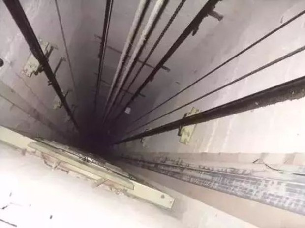 Vừa bước vào thang máy, nhân viên giao hàng rơi thẳng xuống hố sâu 5m - Ảnh 2.