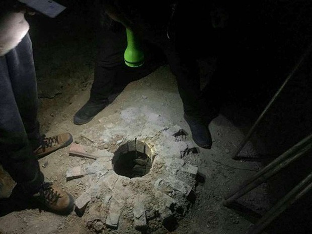 Bé trai 8 tuổi mất tích, 5 ngày sau thi thể được phát hiện một cách khó hiểu dưới hố sâu trong sân trường - Ảnh 1.