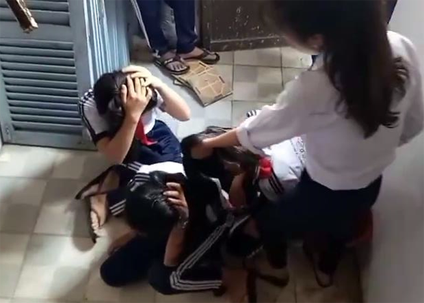 Xôn xao nữ sinh THCS đánh bạn dã man rồi quay clip đăng Facebook - Ảnh 2.