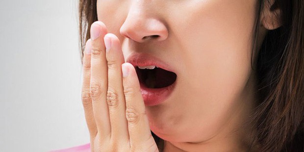 5 mẹo cần dắt túi phòng khi bất chợt miệng hôi mà không thể đánh răng ngay - Ảnh 1.