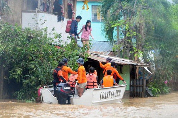 Những hình ảnh đau lòng sau khi bão Tembin càn quét Philippines: hơn 100 người thiệt mạng, nhiều người cuốn trôi ra biển - Ảnh 3.