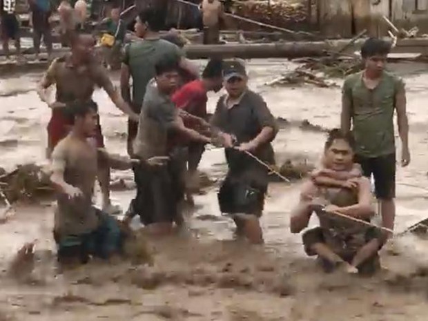 Những hình ảnh đau lòng sau khi bão Tembin càn quét Philippines: hơn 100 người thiệt mạng, nhiều người cuốn trôi ra biển - Ảnh 6.