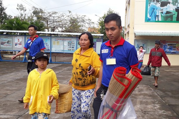 Người dân nô nức trở về nhà khi bão số 16 (Tembin) không vào miền Tây - Ảnh 1.