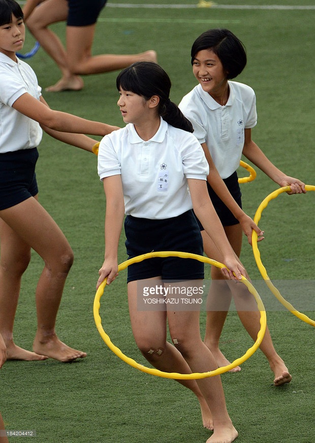 Hai ngôi trường đối lập hoàn toàn mà công chúa, hoàng tử bé của Nhật theo học - Ảnh 14.