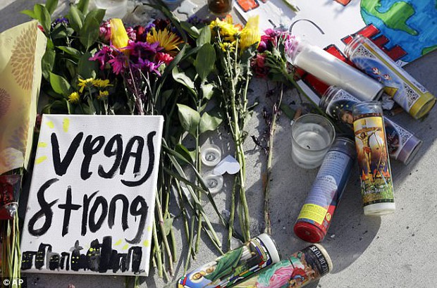 Bức ảnh gây chấn động sau thảm kịch xả súng ở Las Vegas: Cả khoảng sân đầy thi thể các nạn nhân xấu số - Ảnh 3.