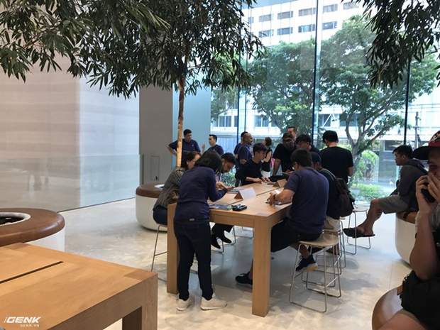 Trải nghiệm thực tế Apple Store Orchard Singapore: khi bạn không chỉ trả tiền cho thương hiệu, thiết kế mà quan trọng hơn cả là trải nghiệm - Ảnh 20.