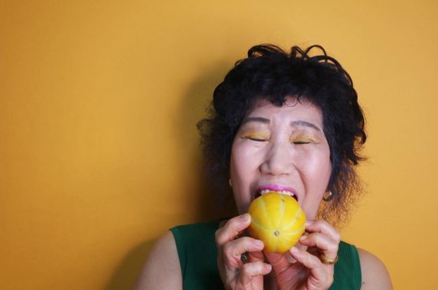 Bà nội 70 tuổi người Hàn nổi tiếng khắp mạng xã hội vì những video dạy làm đẹp đầy hài hước - Ảnh 5.