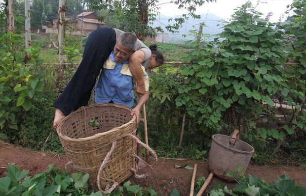 Bà làm đôi mắt cho ông, ông làm đôi chân cho bà - chuyện tình cái giỏ khiến mọi người không khỏi xúc động - Ảnh 3.