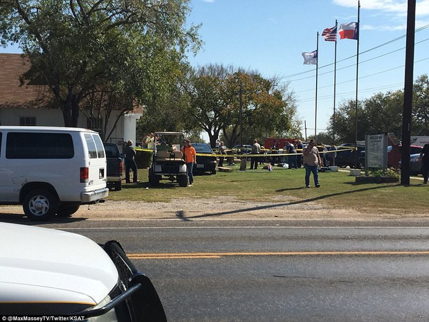 Khung cảnh thương tâm tại nhà thờ, nơi gần 60 người thương vong trong vụ xả súng đẫm máu tại bang Texas, Mỹ - Ảnh 4.