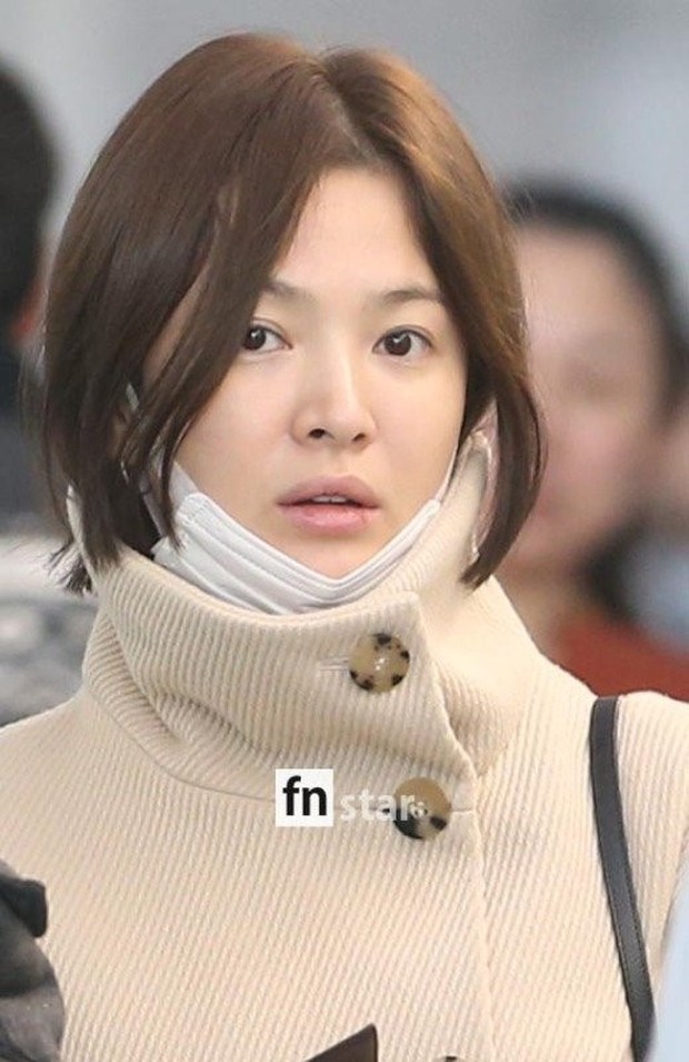 Song Hye Kyo lộ mặt mộc thiếu sức sống, môi nứt nẻ trong lần đầu xuất hiện công khai sau đám cưới - Ảnh 3.