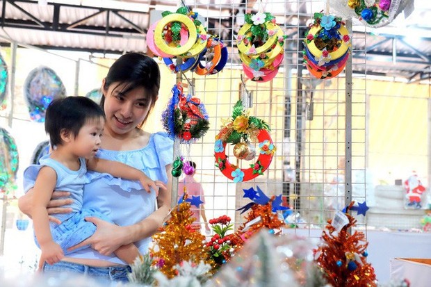 Cận ngày Giáng sinh, trái châu nhập khẩu từ Mỹ tiền triệu vẫn tấp nập người mua tại “chợ Noel” nổi tiếng Sài Gòn - Ảnh 3.
