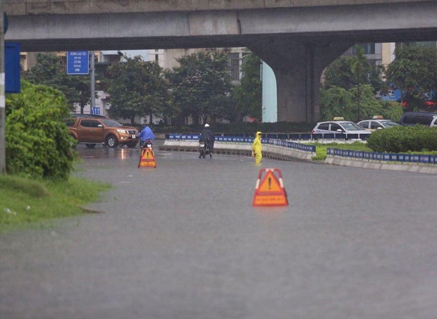 Ảnh hưởng của bão số 2: Hà Nội mưa lớn kéo dài, nhiều tuyến phố chìm trong biển nước - Ảnh 17.
