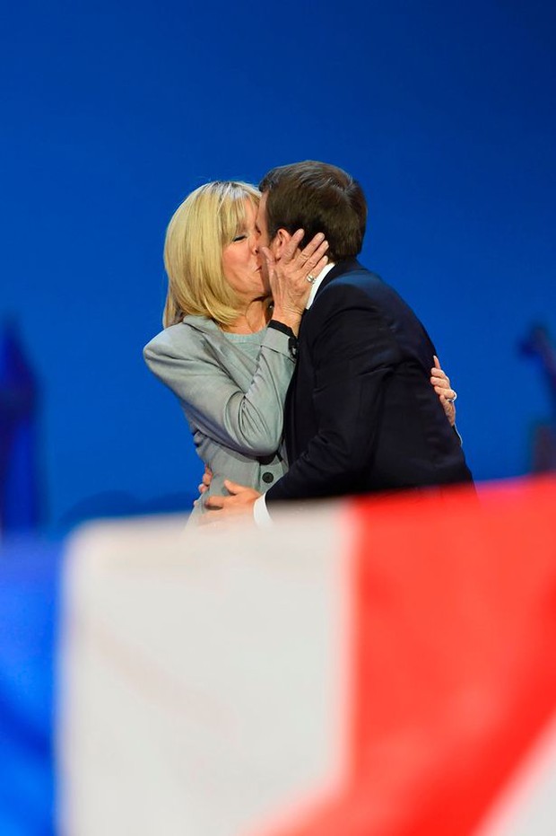 Hành trình nụ hôn 24 năm của vợ chồng tân Tổng thống Pháp: Một tình yêu đẹp và rất đỗi nhiệm màu - Ảnh 3.
