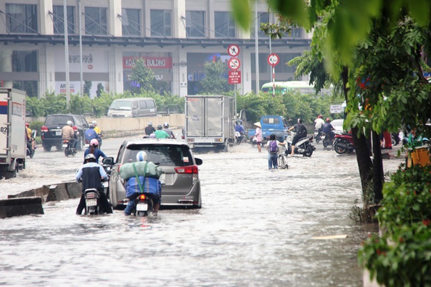 Mưa từ sáng sớm, người Sài Gòn bì bõm lội nước, chen chúc nhau đi làm - Ảnh 4.