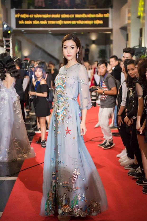 Đụng hàng váy với Hoa hậu Đỗ Mỹ Linh, nhưng Văn Mai Hương lại trông già hơn hẳn vì chọn nhầm phụ kiện kiểu... quý bà - Ảnh 4.