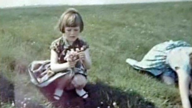 Bức ảnh em bé trên thảm cỏ nổi tiếng của thế kỷ: Bóng trắng đứng bên phải là ai? - Ảnh 4.