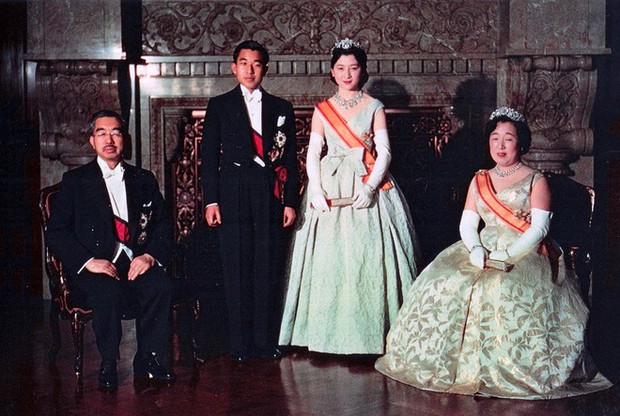 Nhà vua và Hoàng hậu Nhật Bản, mối tình hoàng tộc - thường dân, 60 năm đến đầu bạc và vẫn muốn yêu mãi mãi - Ảnh 4.