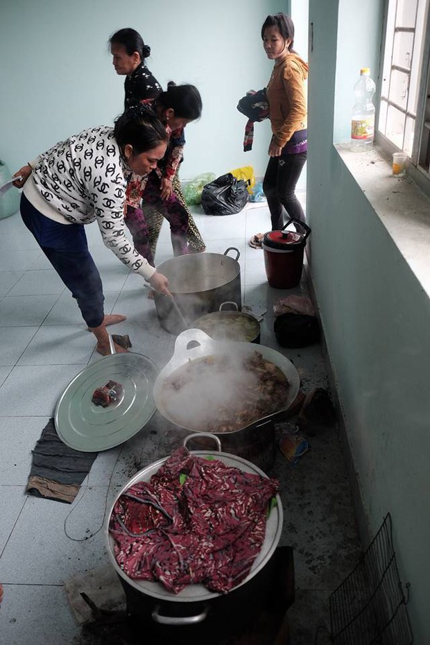 Chùm ảnh: Bữa cơm tập thể ở nhà trú bão lần đầu tiên trong đời bà con ven biển Xứ Dừa - Ảnh 4.