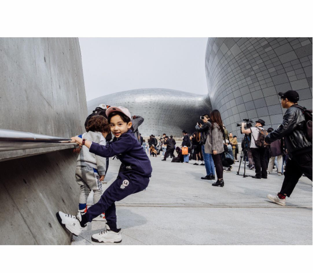 Cứ mỗi mùa Seoul Fashion Week đến, dân tình lại chỉ ngóng xem street style vừa cool vừa yêu của những fashionista nhí này - Ảnh 32. Cứ mỗi mùa Seoul Fashion Week đến, dân tình lại chỉ ngóng xem street style vừa cool vừa yêu của những fashionista nhí này - Ảnh 32.