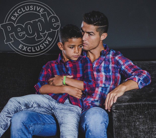 Con trai Ronaldo tạo dáng chuyên nghiệp trong lần đầu làm người mẫu - Ảnh 2.