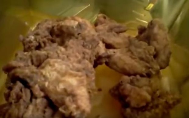 Thịt gà chuyển màu, khoai tây có mùi lạ: Hình ảnh từ một nhà hàng KFC khiến nhiều người rùng mình - Ảnh 4.