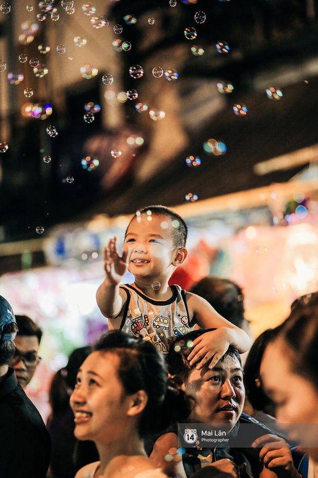 Chùm ảnh: Cái náo nức rộn ràng của Tết Trung thu đã tràn ngập khắp ngóc ngách ở phố Hàng Mã - Ảnh 7.