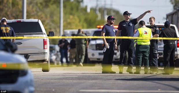 Khung cảnh thương tâm tại nhà thờ, nơi gần 60 người thương vong trong vụ xả súng đẫm máu tại bang Texas, Mỹ - Ảnh 7.