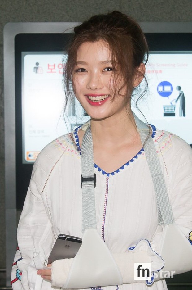Kim Yoo Jung bỗng xuất hiện với tay bó bột, nàng thơ của PSY Naeun gây chú ý tại sân bay - Ảnh 7.