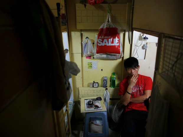 Những “ngôi nhà quan tài” rộng vài m2: Cuộc sống tù túng, ngột ngạt của hàng nghìn người dân Hong Kong - Ảnh 7.