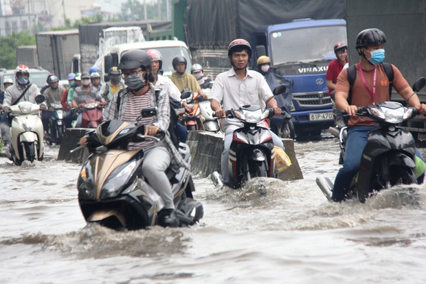 Mưa từ sáng sớm, người Sài Gòn bì bõm lội nước, chen chúc nhau đi làm - Ảnh 7.