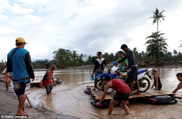 Bão Tembin: Đang buộc lại thuyền trên bờ sông, một người đàn ông bị cá sấu dìm xuống nước và ăn thịt - Ảnh 4.