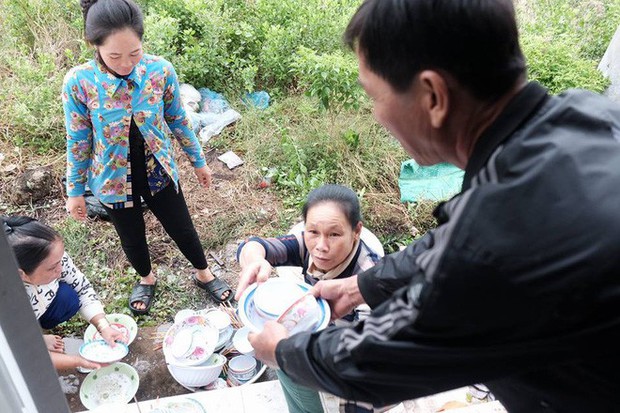 Chùm ảnh: Bữa cơm tập thể ở nhà trú bão lần đầu tiên trong đời bà con ven biển Xứ Dừa - Ảnh 7.