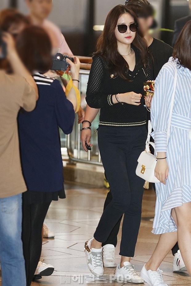 Kim Yoo Jung bỗng xuất hiện với tay bó bột, nàng thơ của PSY Naeun gây chú ý tại sân bay - Ảnh 8.